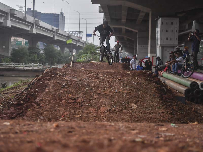 Pemanfaatan Lahan Kosong Kolong Tol Becakayu