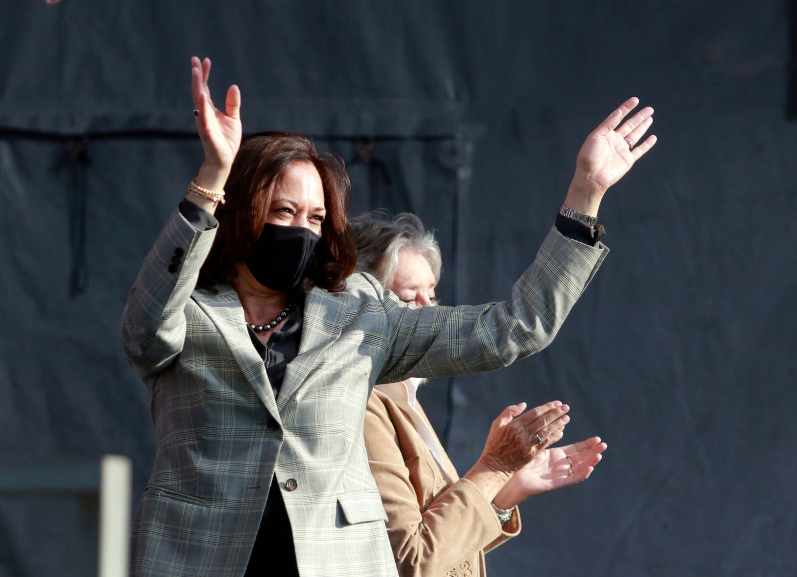 Kamala Harris Berconverse Saat Kampanye Drive-in