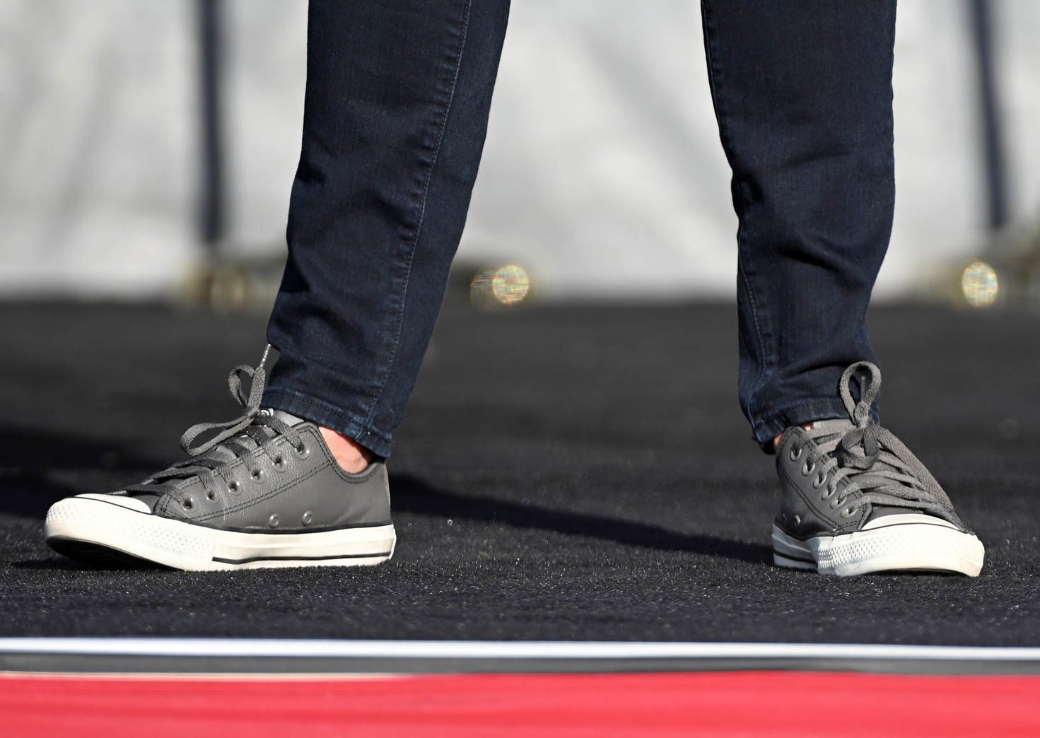 Kamala Harris Berconverse Saat Kampanye Drive-in