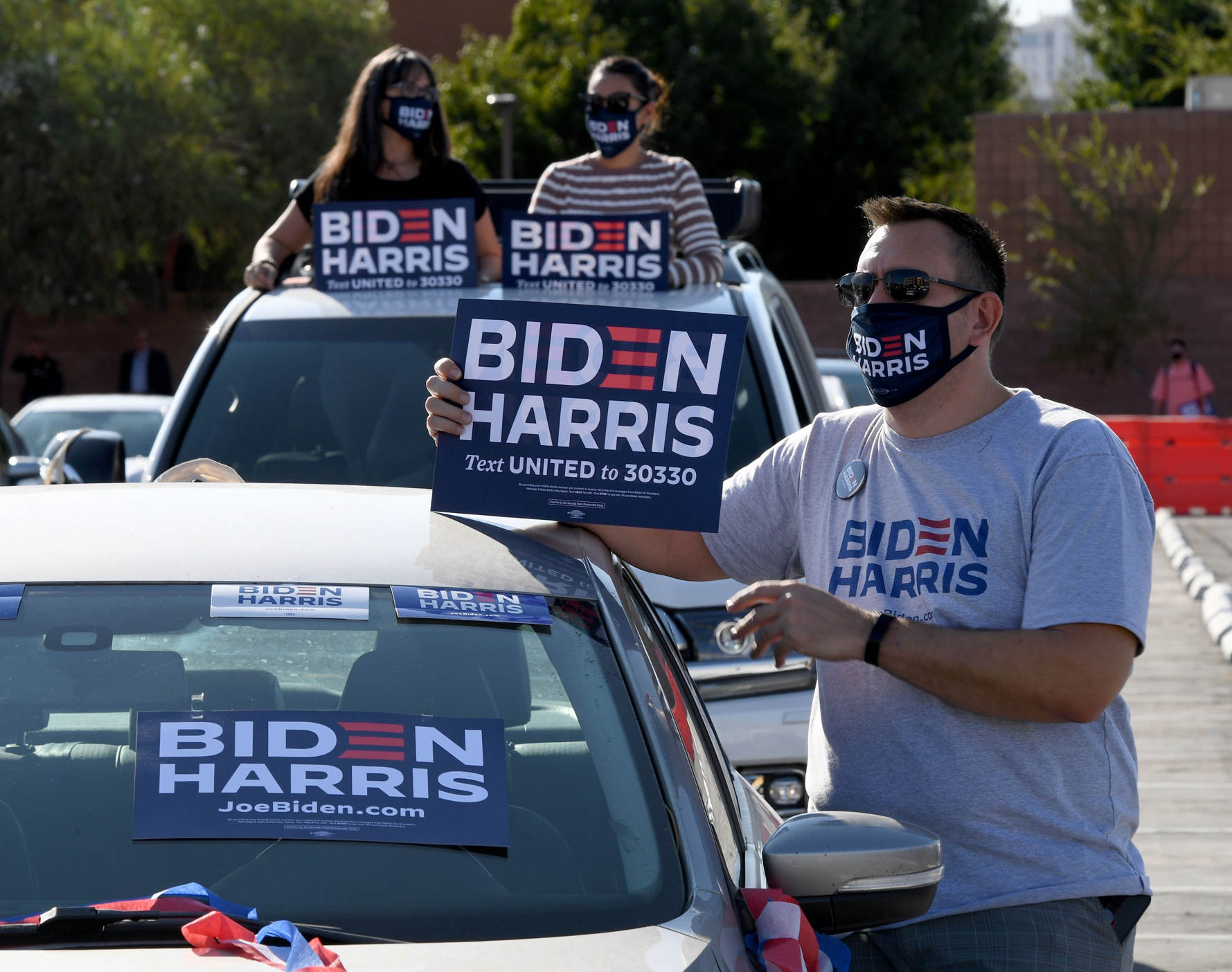 Kamala Harris Berconverse Saat Kampanye Drive-in