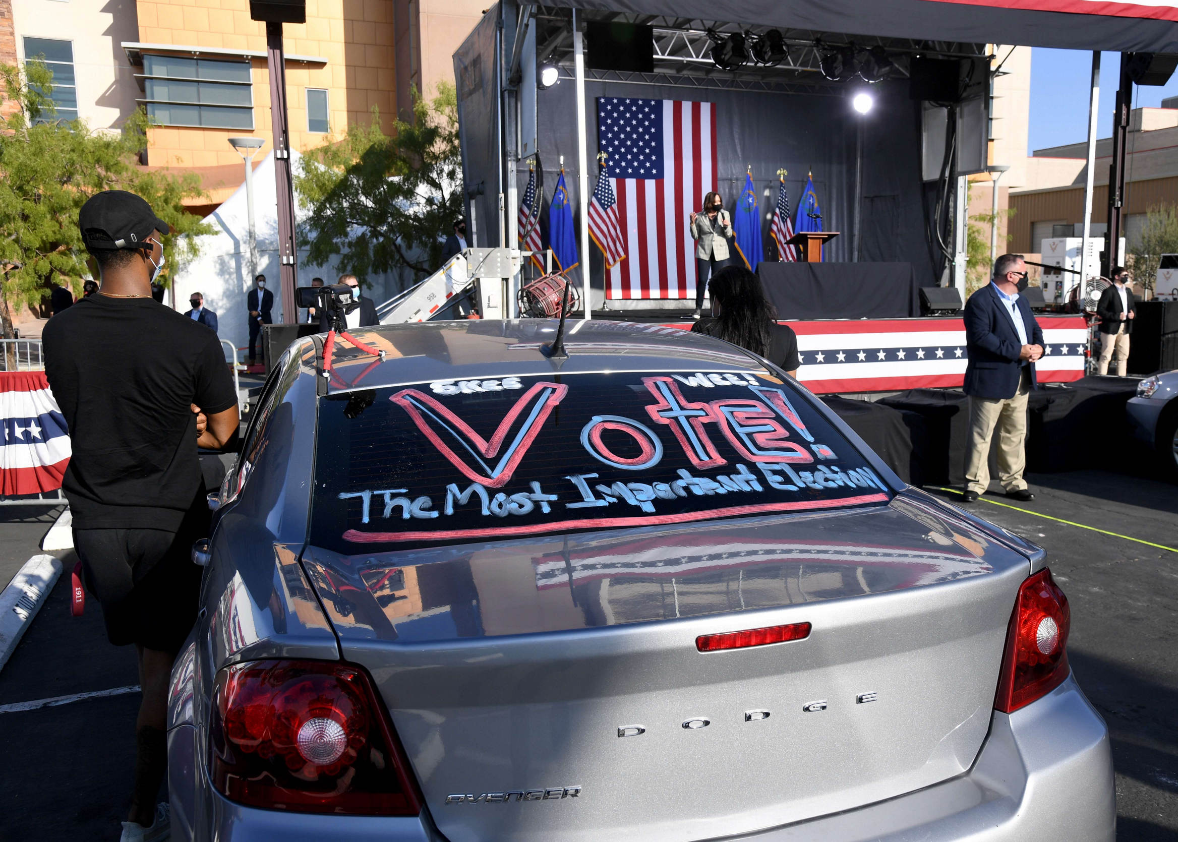 Kamala Harris Berconverse Saat Kampanye Drive-in