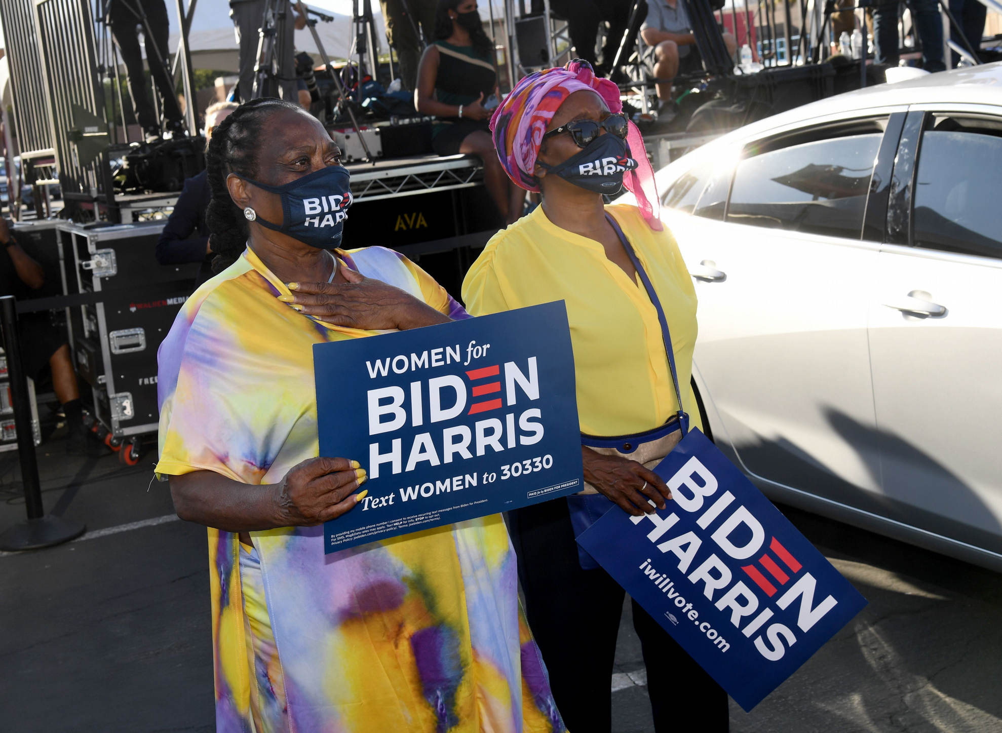 Kamala Harris Berconverse Saat Kampanye Drive-in