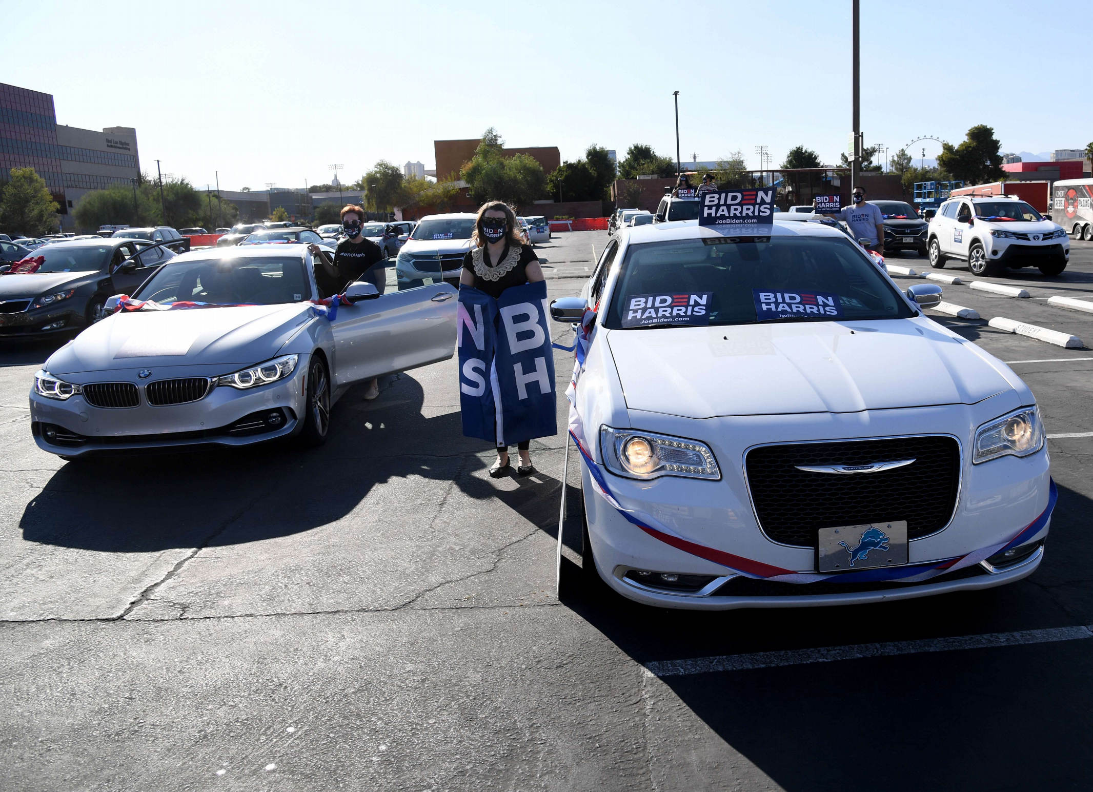 Kamala Harris Berconverse Saat Kampanye Drive-in