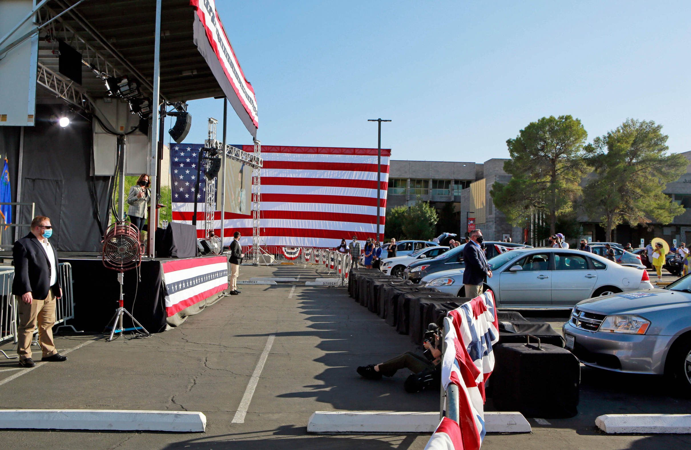 Kamala Harris Berconverse Saat Kampanye Drive-in