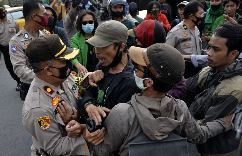 Aksi Tolak Omnibus Law UU Cipta Kerja di Makassar 