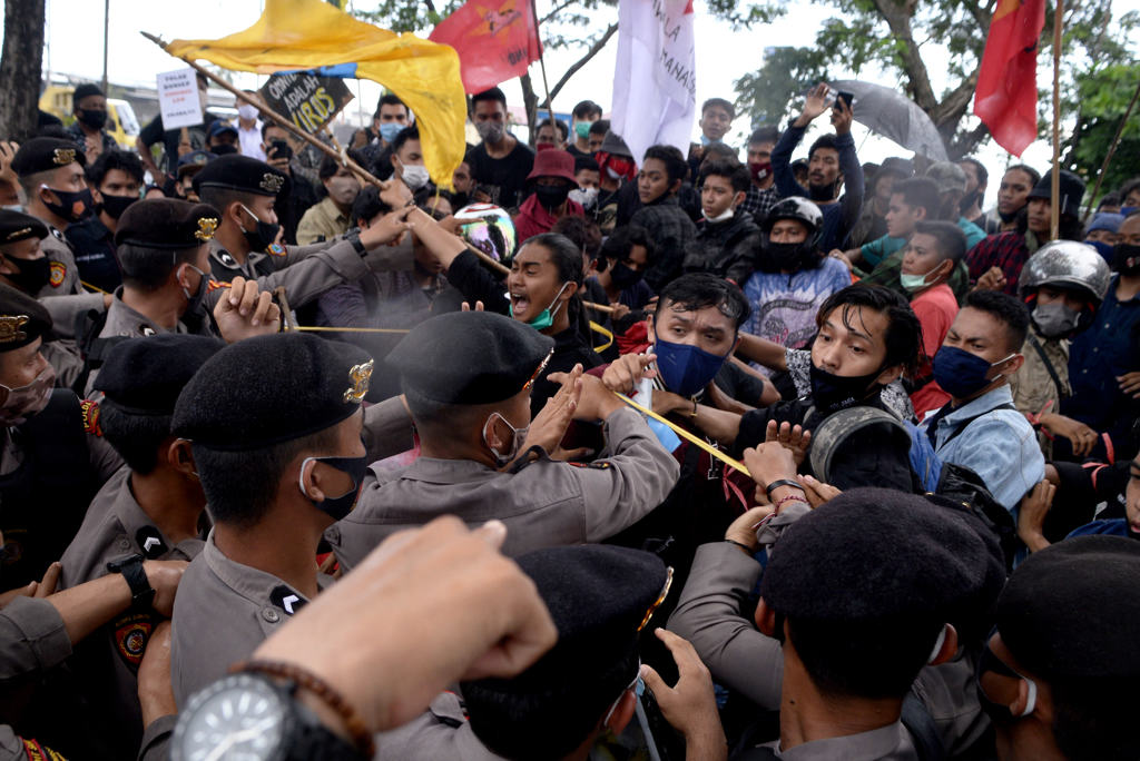 Mahasiswa Manado Tuntut Pembatalan UU Cipta Kerja 