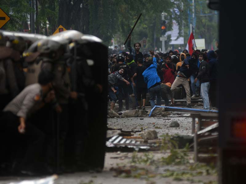 Unjuk Rasa Berlangsung Ricuh