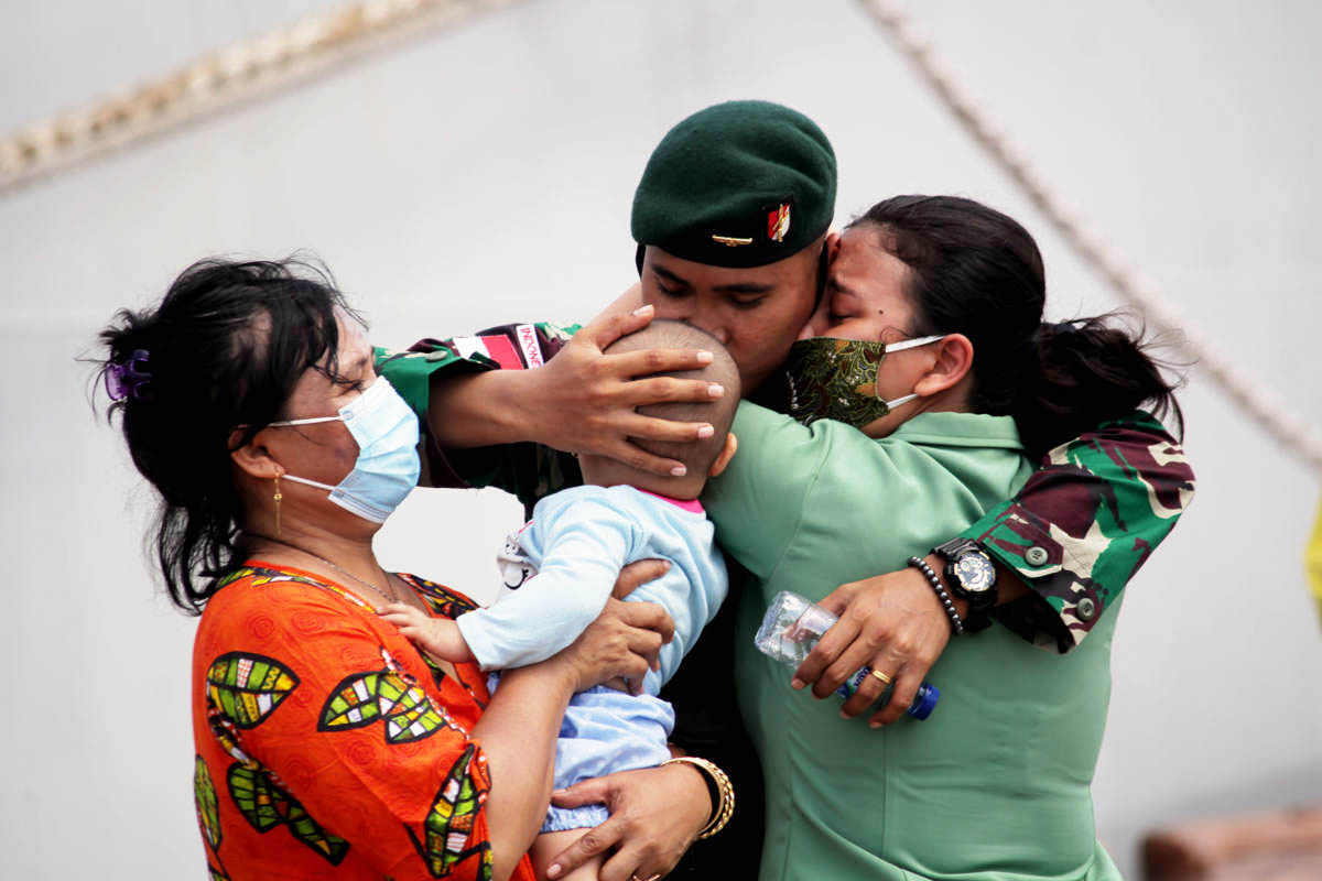 Melepas Suami Bertugas Menuju Papua 