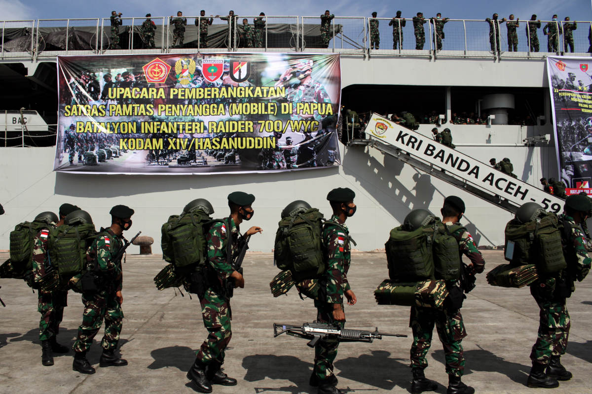 Melepas Suami Bertugas Menuju Papua 