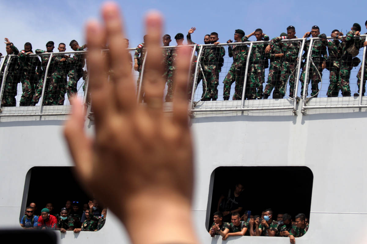 Melepas Suami Bertugas Menuju Papua 