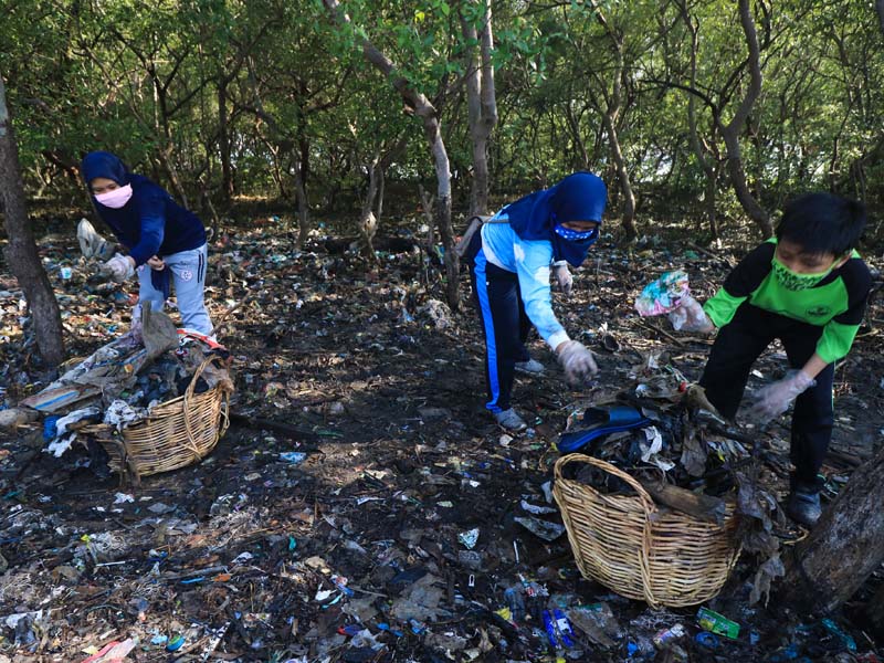 Bersih-Bersih Sampah Plastik di Pesisir