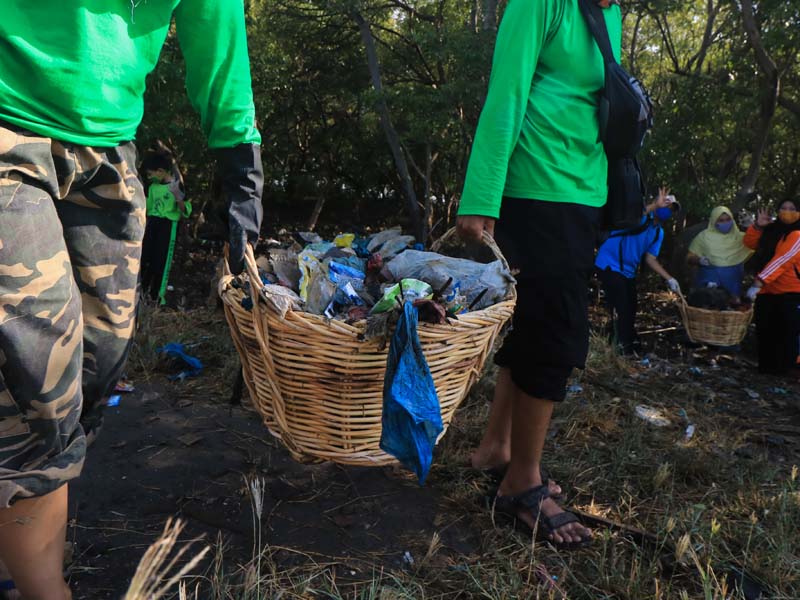Bersih-Bersih Sampah Plastik di Pesisir