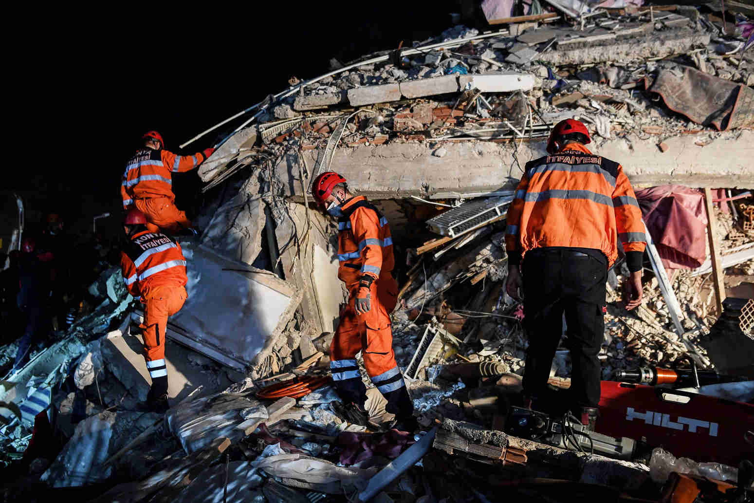 Pencarian Korban Gempa di Reruntuhan Gedung  