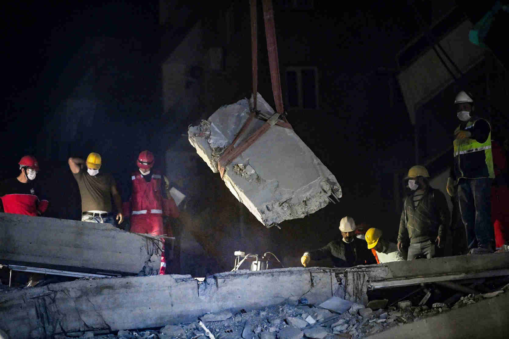 Pencarian Korban Gempa di Reruntuhan Gedung  