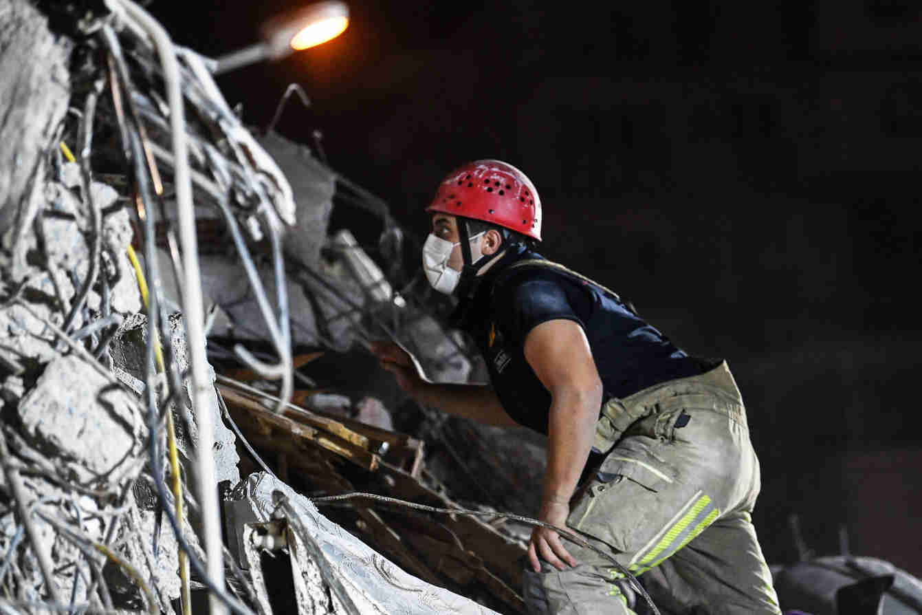 Pencarian Korban Gempa di Reruntuhan Gedung  