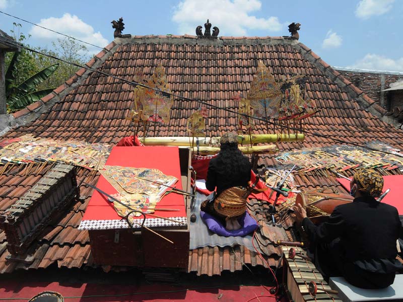 Pertunjukan Wayang Kulit di Atas Genteng