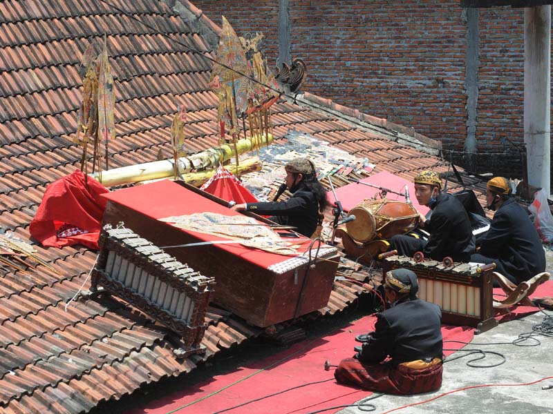 Pertunjukan Wayang Kulit di Atas Genteng