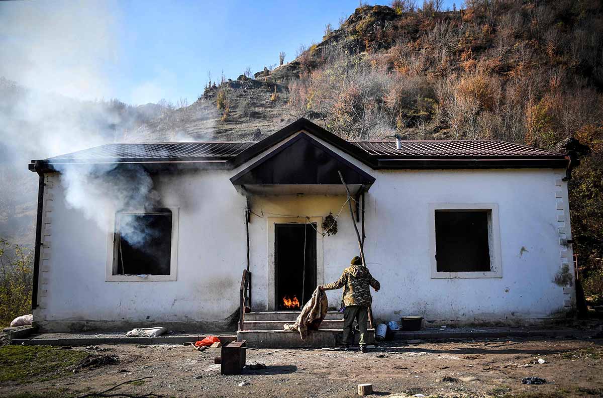 Etnik Armenia di Nagorno-Karabakh Bakar Rumah Mereka 