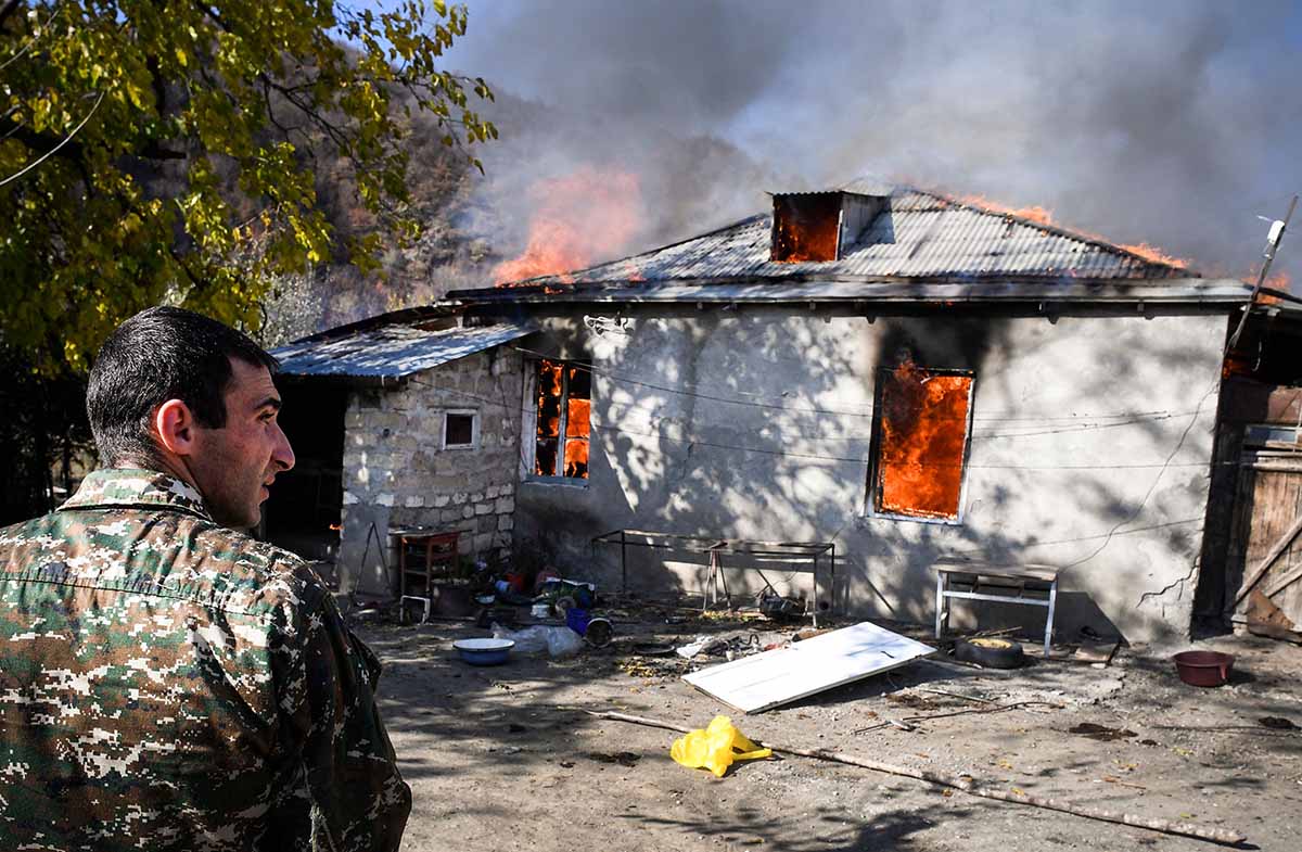 Etnik Armenia di Nagorno-Karabakh Bakar Rumah Mereka 