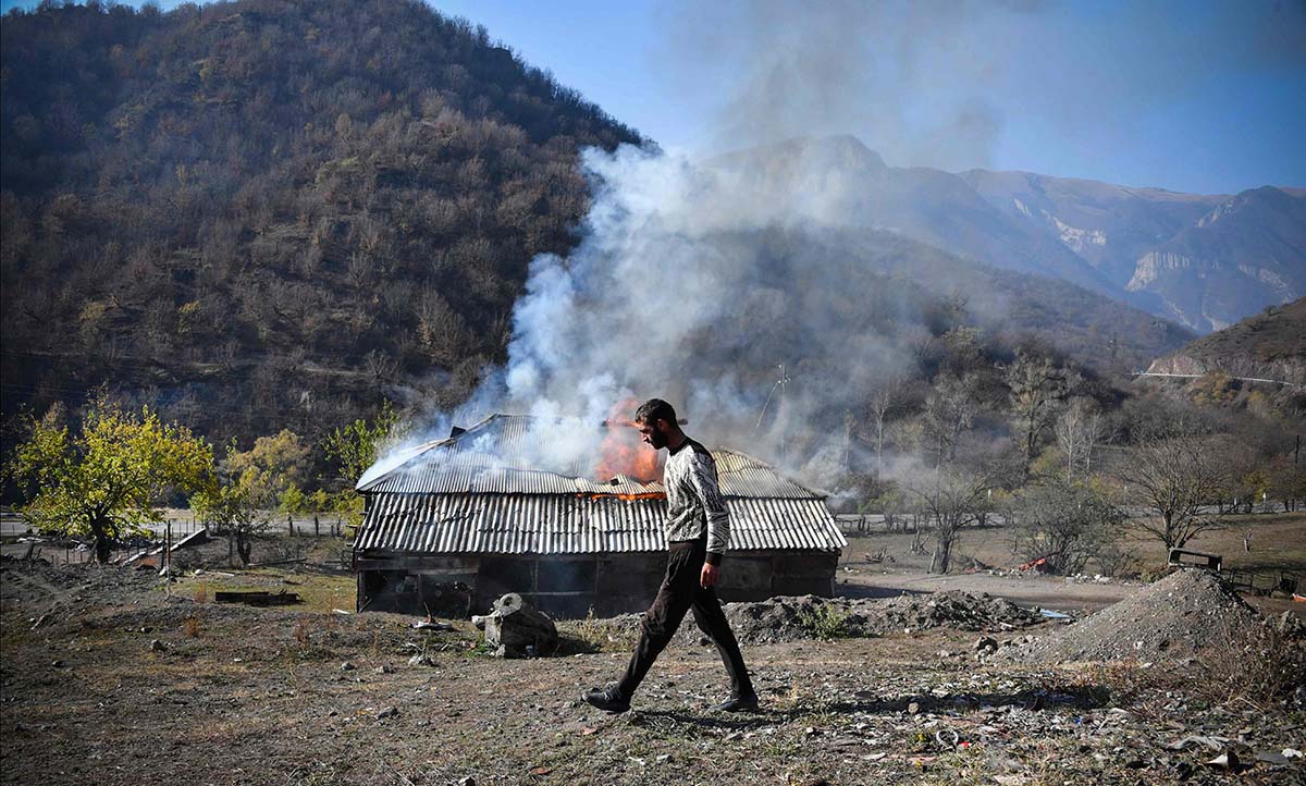 Etnik Armenia di Nagorno-Karabakh Bakar Rumah Mereka 