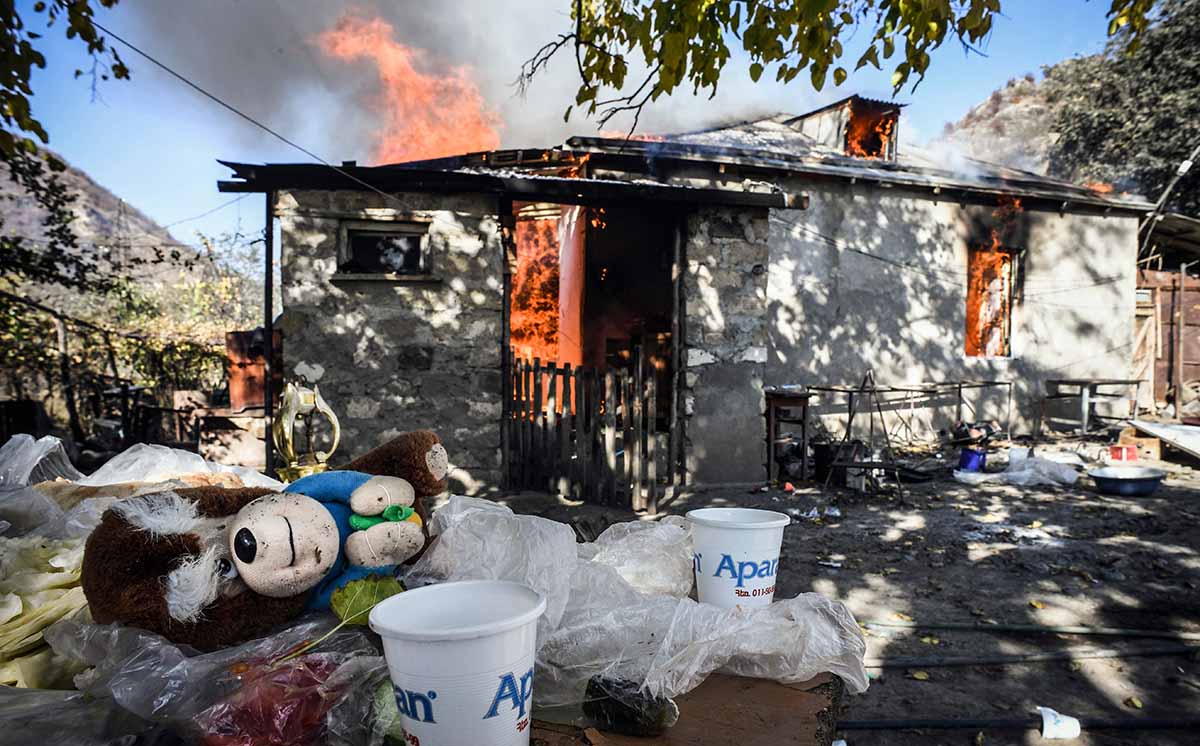 Etnik Armenia di Nagorno-Karabakh Bakar Rumah Mereka 