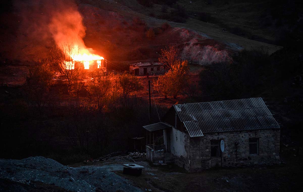 Etnik Armenia di Nagorno-Karabakh Bakar Rumah Mereka 