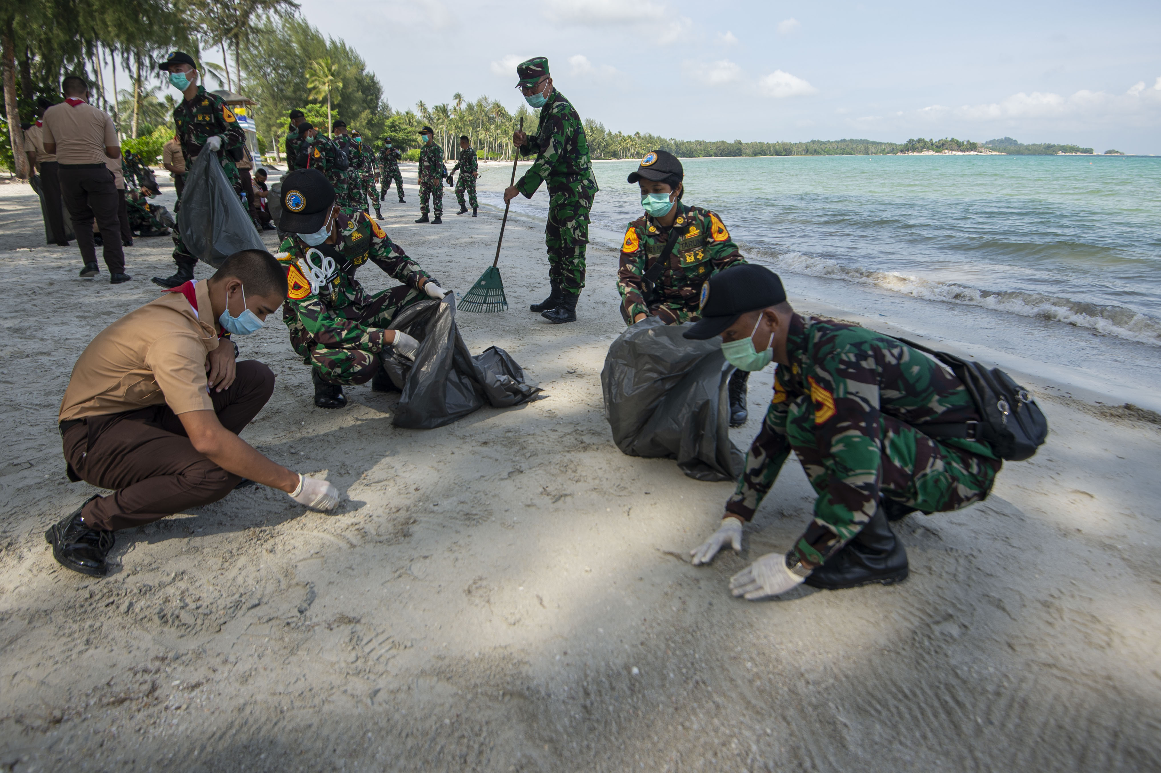 Taruna Akademi Angkatan Laut Menanam Bibit Bakau