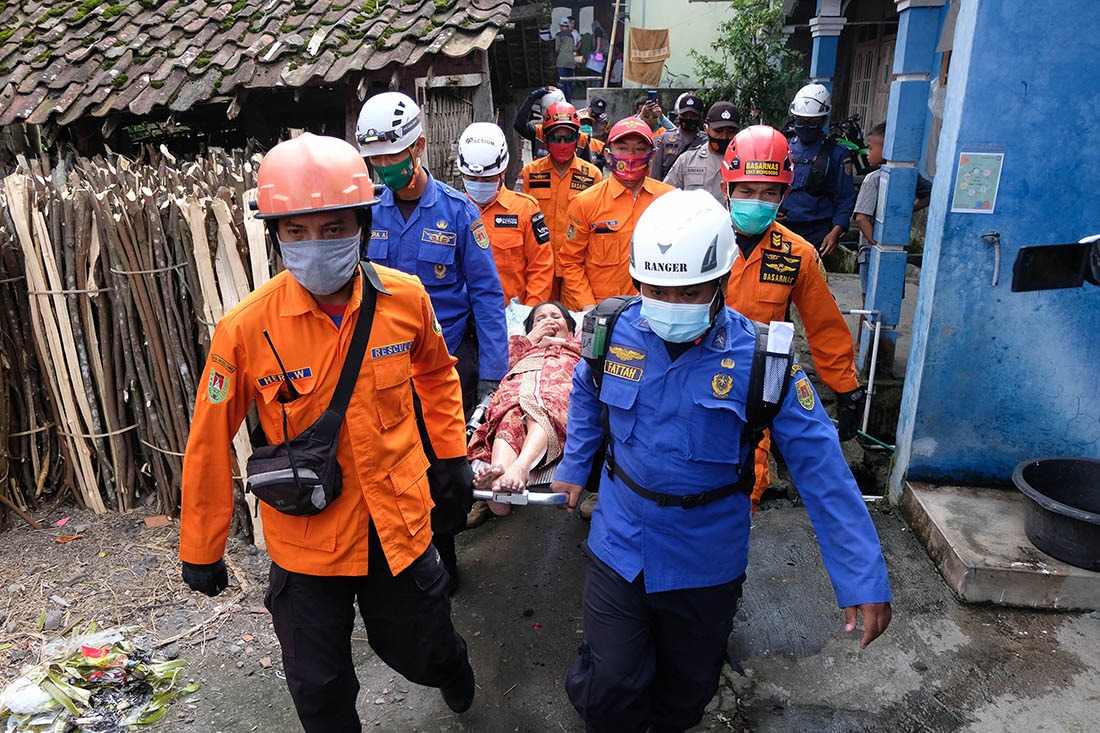 Evakuasi Warga di Lereng Gunung Merapi