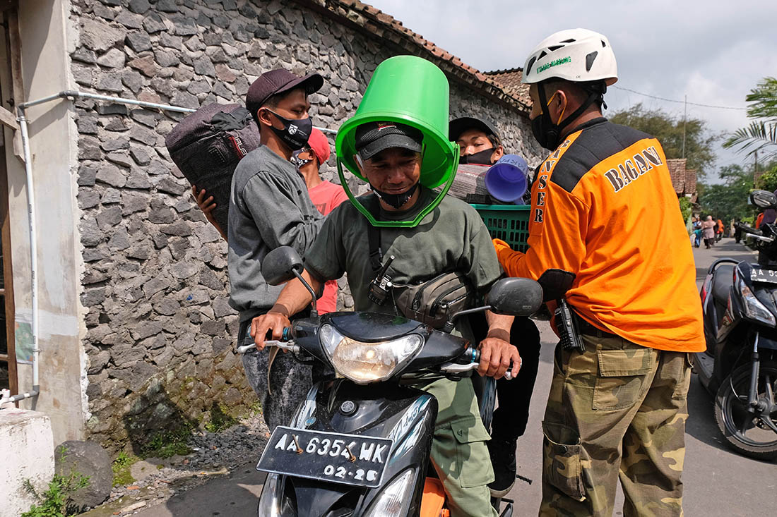 Evakuasi Warga di Lereng Gunung Merapi