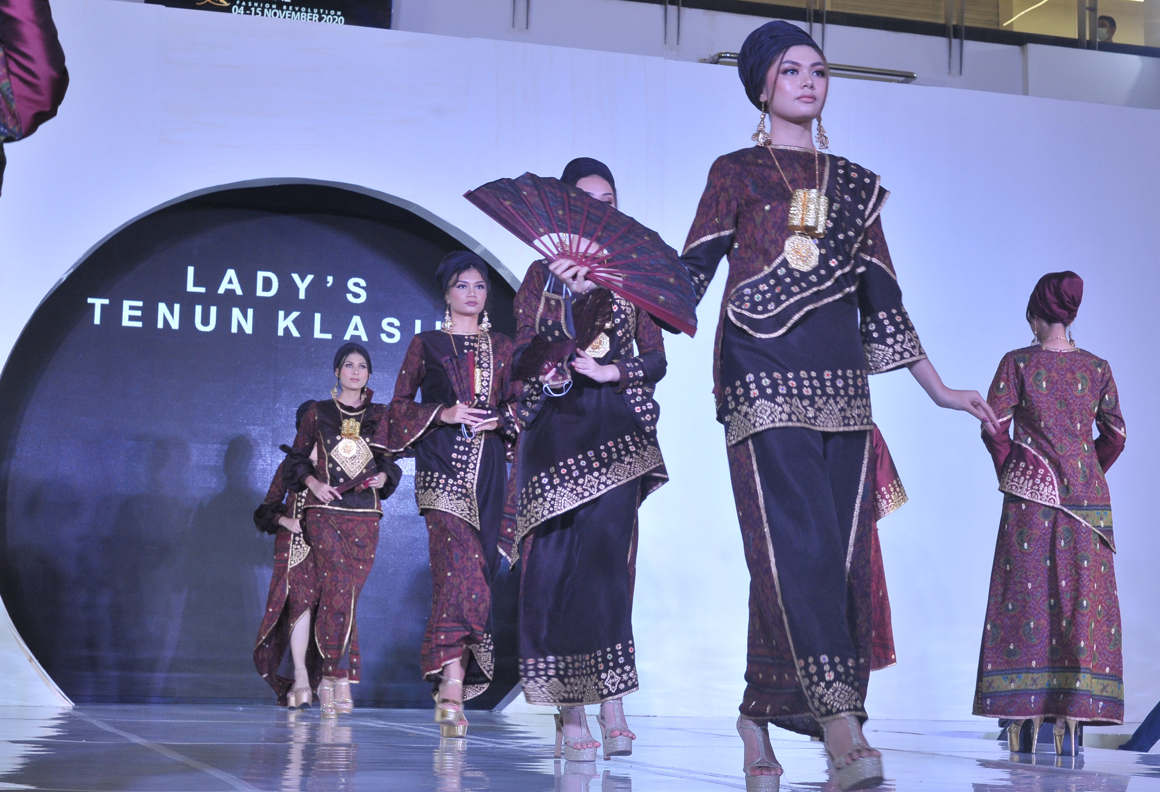 Peragaan Busana  Tenun Khas Sumatra Selatan