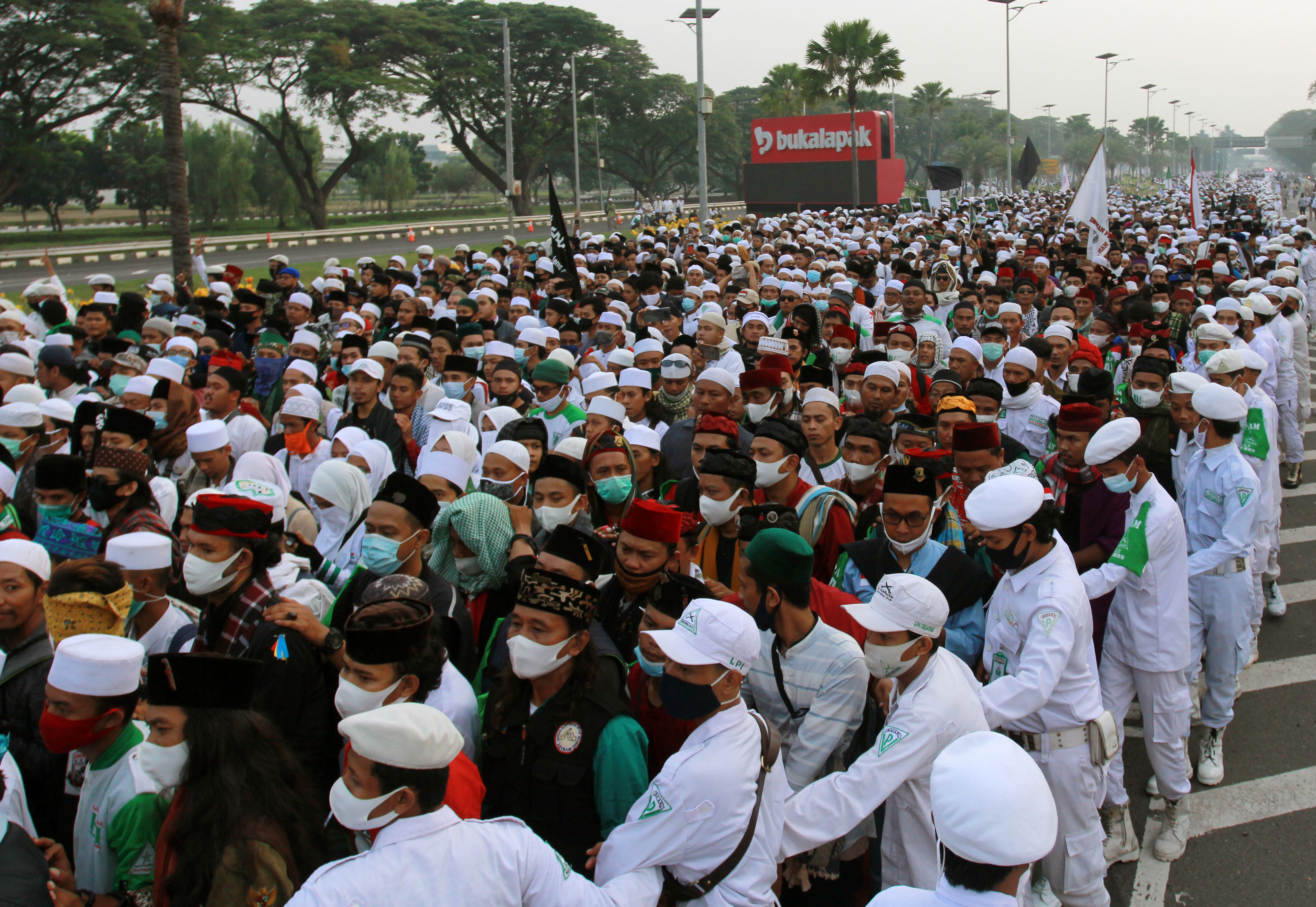Kerumunan Massa Menjemput Habib Rizieq