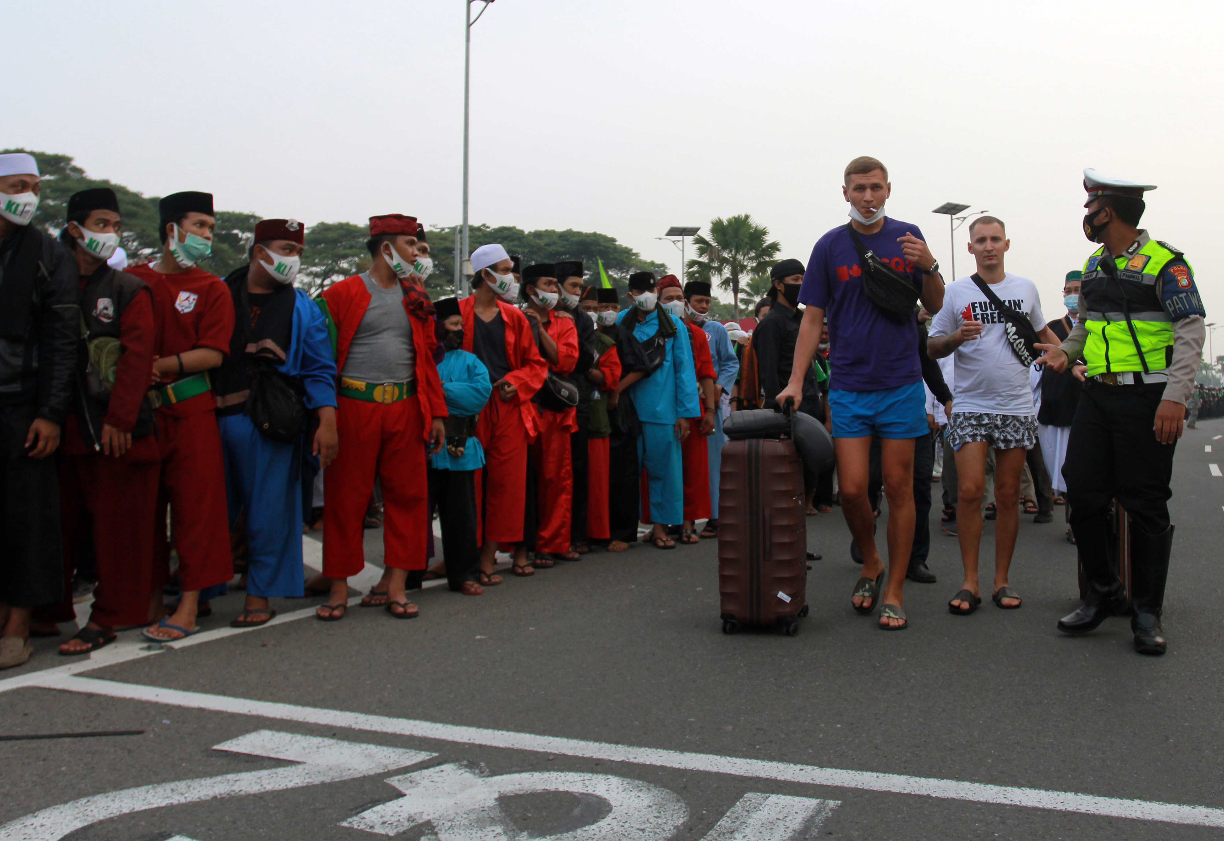 Kerumunan Massa Menjemput Habib Rizieq