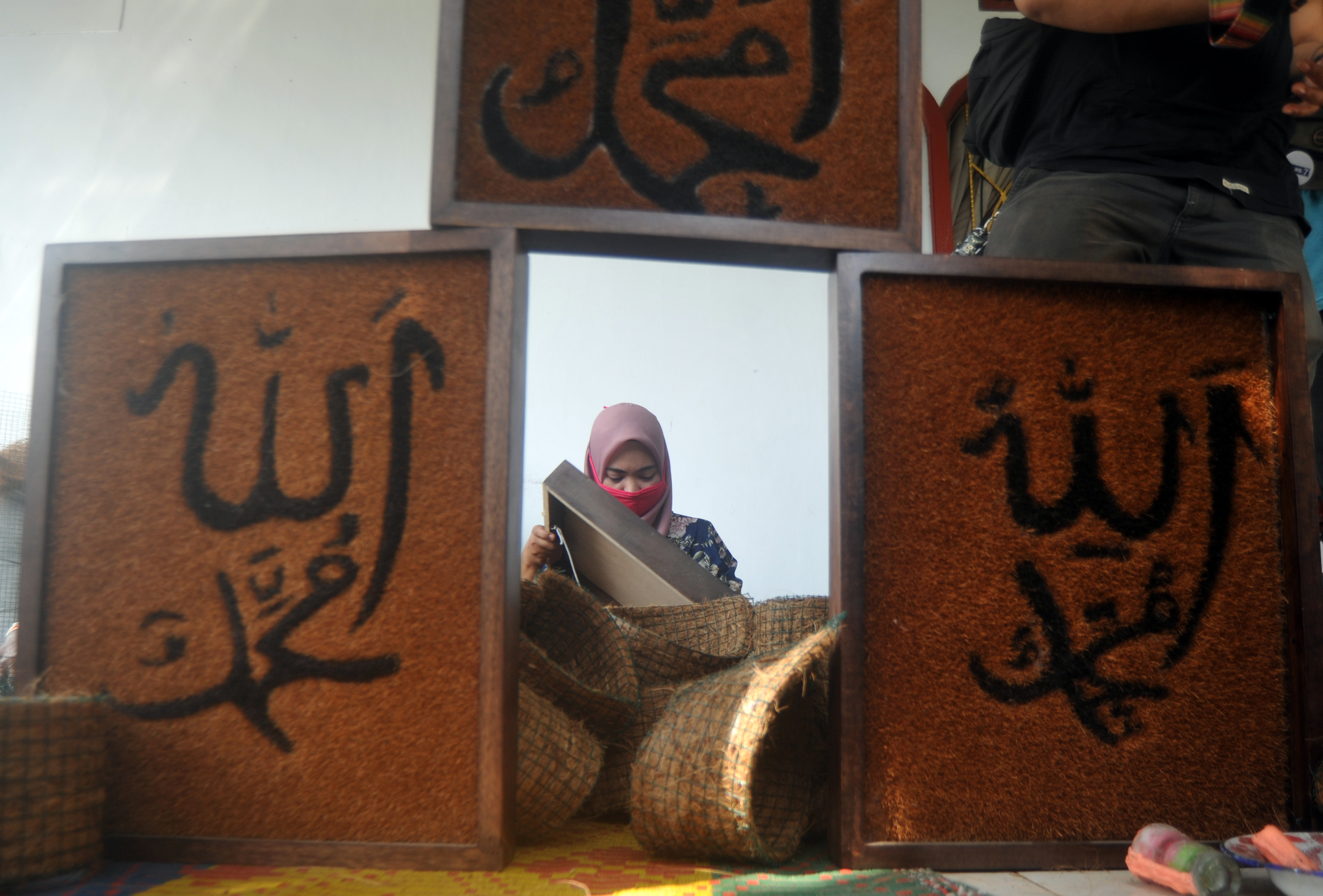 Kaligrafi Dari Sabut Kelapa