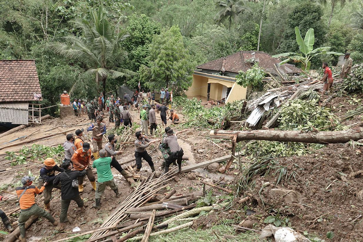 Pencarian Korban Longsor Banyumas