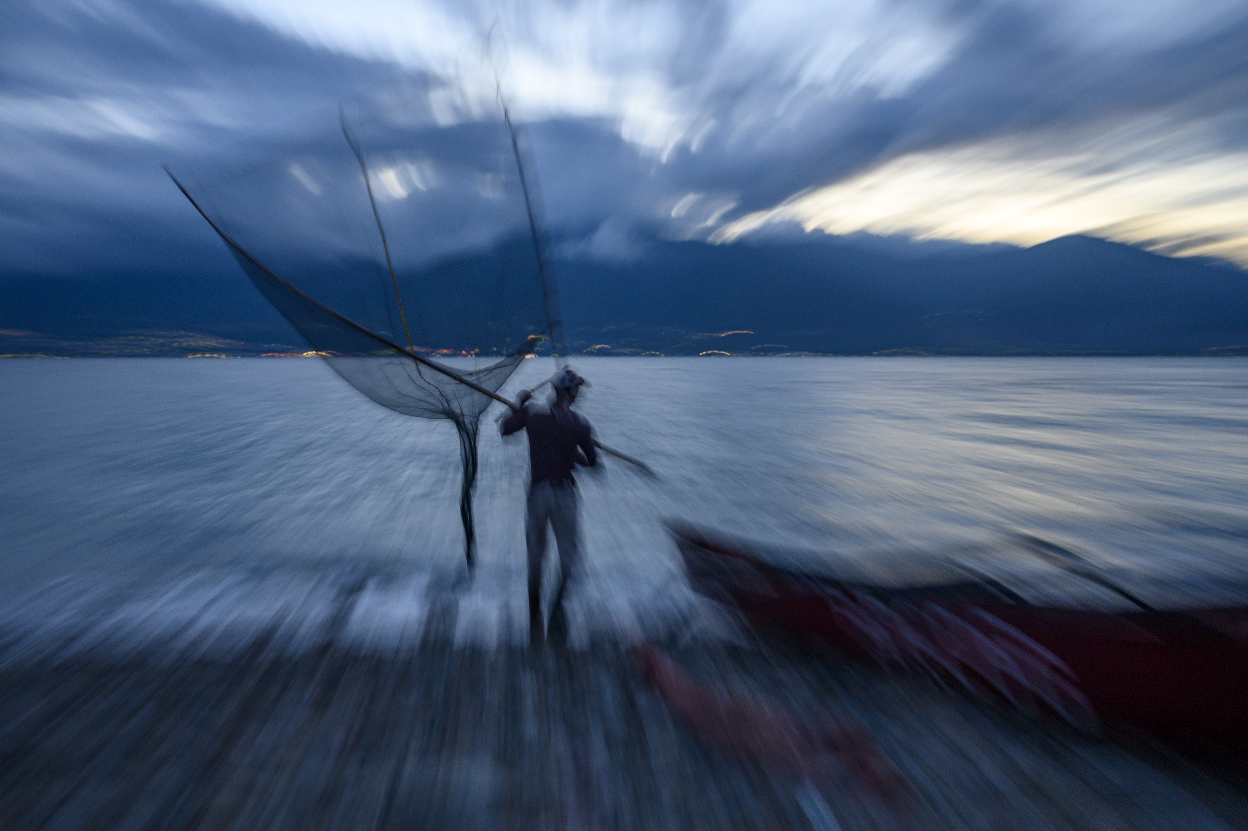 Nelayan Tangkap Udang Kecil di Pantai Teluk Palu
