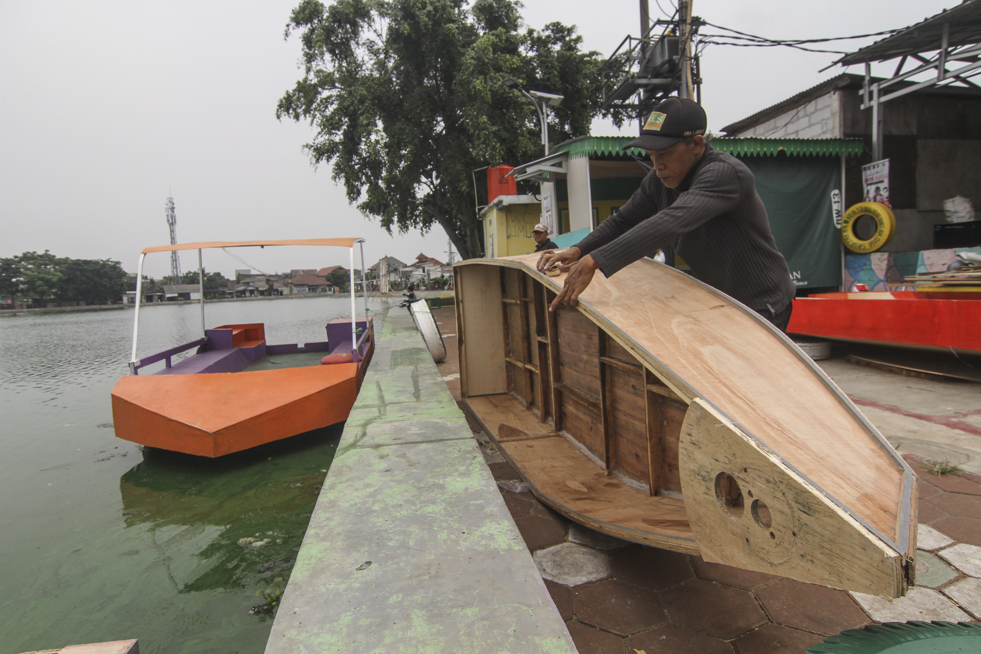 Pembuatan Perahu di Situ Rawa Besar Depok