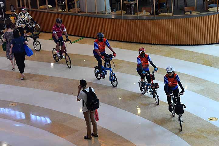 Bersepeda di Dalam Mal