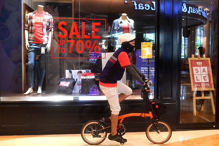 Bersepeda di Dalam Mal