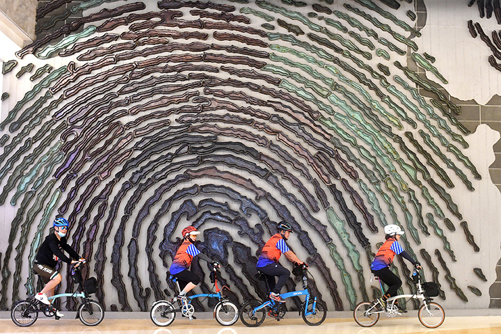 Bersepeda di Dalam Mal