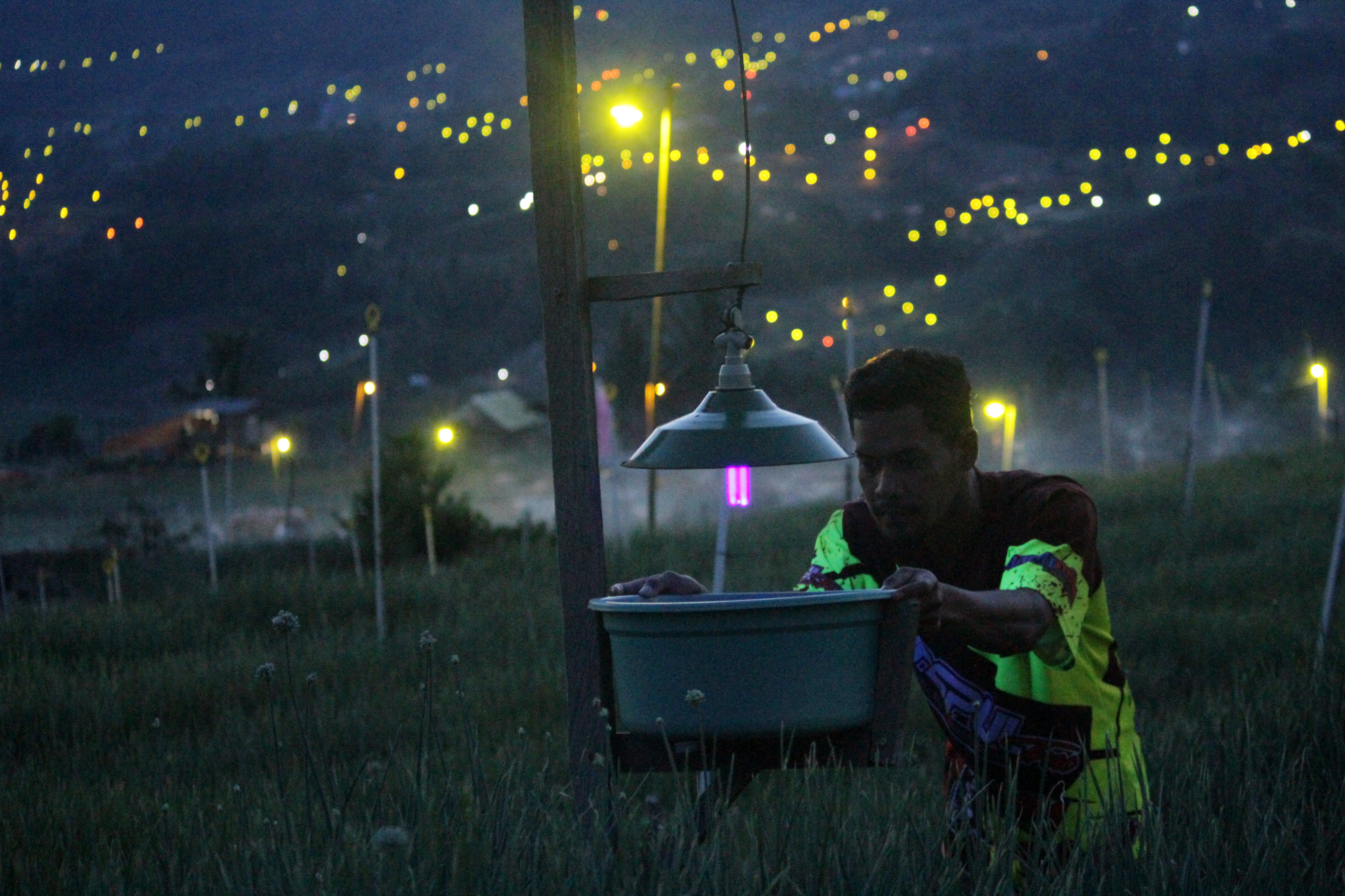 Petani Memasang Lampu Pengendali Hama 