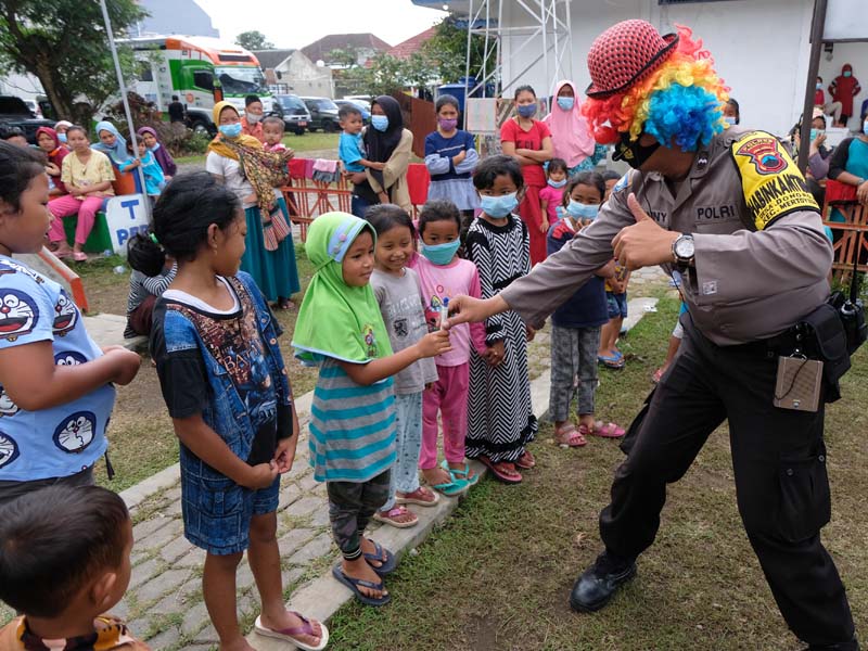 Hiburan Anak-Anak Pengungsi Merapi