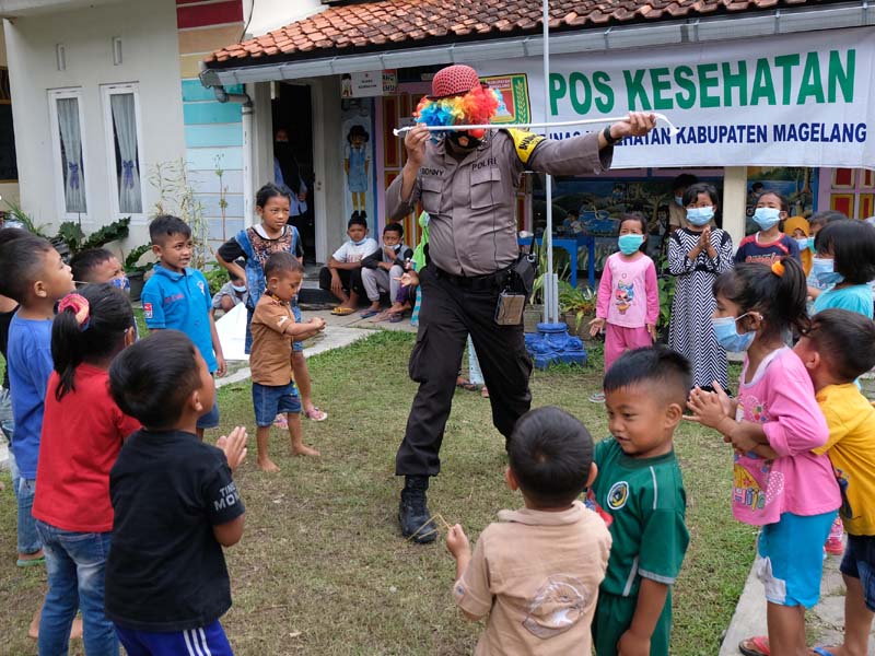 Hiburan Anak-Anak Pengungsi Merapi