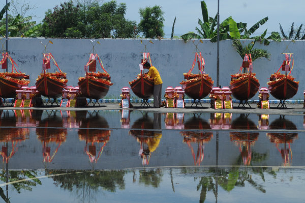 Ritual Bakar Replika kapal di Vihara Avalokitesvara
