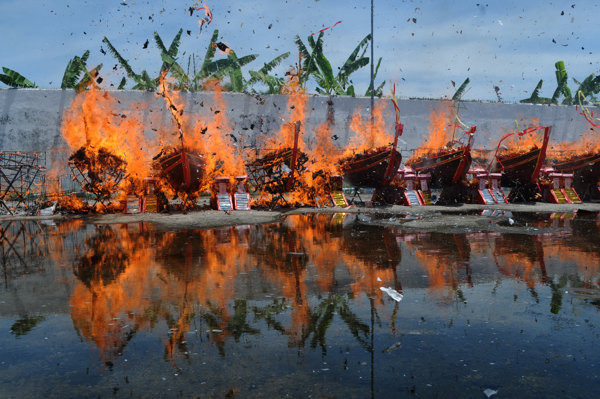 Ritual Bakar Replika kapal di Vihara Avalokitesvara