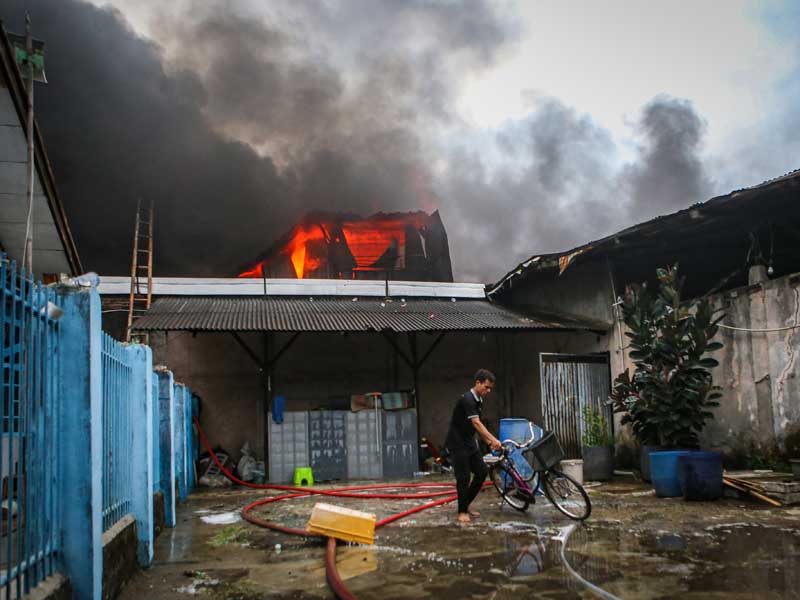 Kebakaran Pabrik Gorden Di Tangerang