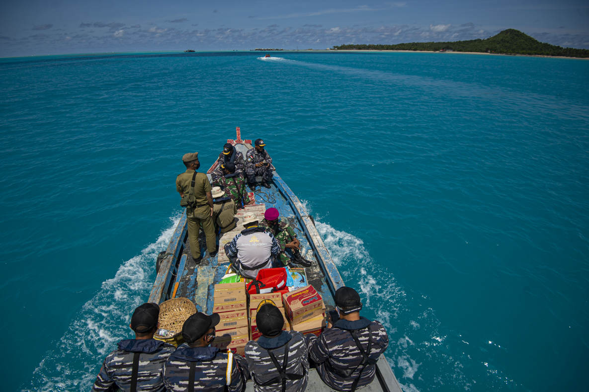 Bakti Sosial Bima Suci ke Pos TNI AL di Pulau Laut 