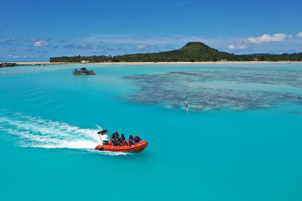 Bakti Sosial Bima Suci ke Pos TNI AL di Pulau Laut 