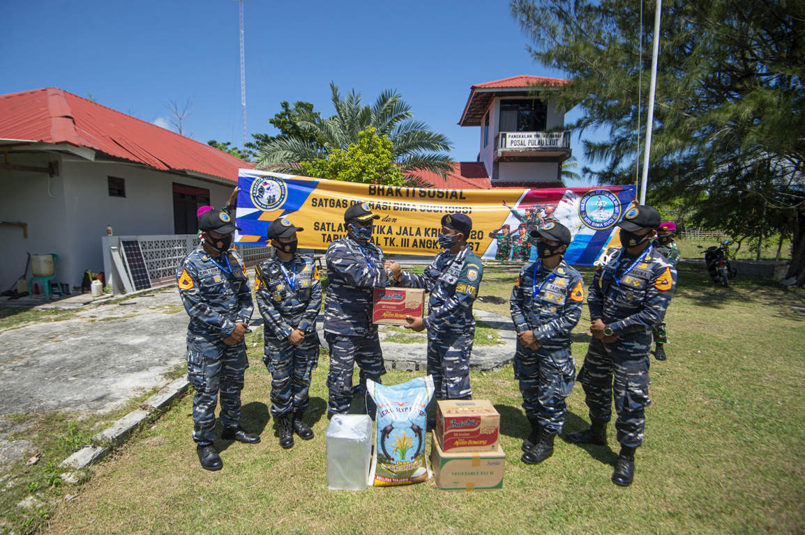 Bakti Sosial Bima Suci ke Pos TNI AL di Pulau Laut 