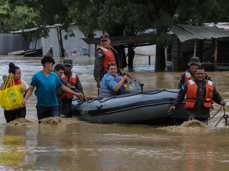 Evakuasi Warga Akibat Badai Iota