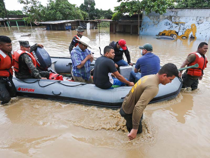 Evakuasi Warga Akibat Badai Iota